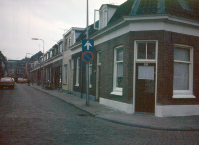 21031 Gezicht op de voorgevels van de panden Blokstraat 40-lager te Utrecht.